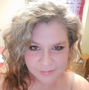 Meet your Posher, Dee dee